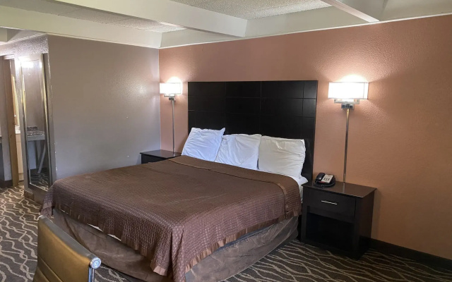 Economy Inn North Randall