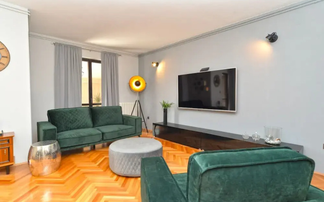 Apartment 843