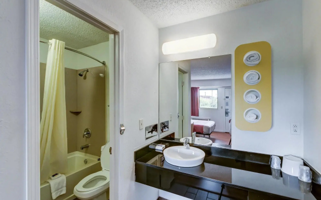 Motel 6 Berea, KY