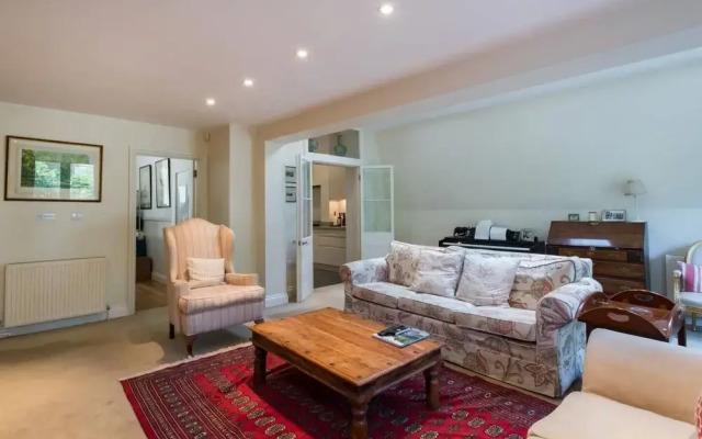 Traditional 5bed family home, 2min from tube