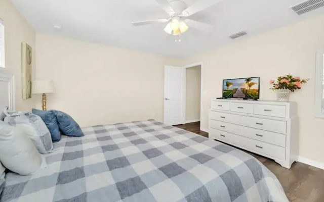 4891clock 4 Bedroom Townhouse