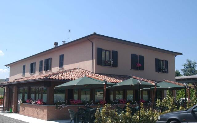 Hotel Montescano Сан-Мартино-Сиккомарио вид на фасад
