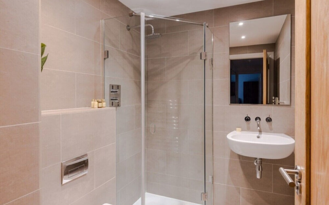 The Eyre Suite Four - Farringdon - by Frankie