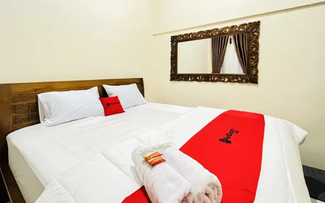 RedDoorz @ Gunari Guest House Merek Karo