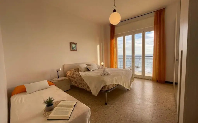 [Via XXV Aprile] 4 Locali - Di Fronte al Mare