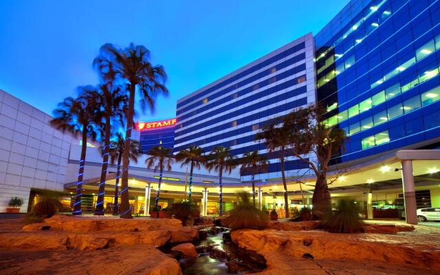 Отель Stamford Plaza Sydney Airport вид на фасад