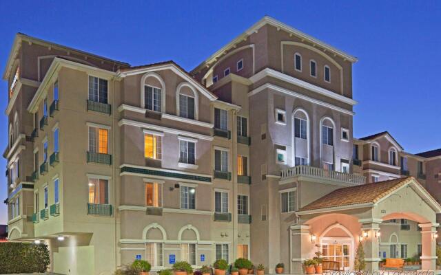Отель Staybridge Suites Silicon Valley вид на фасад