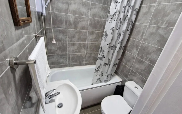 Inviting 2-bed Apartment in Ilford