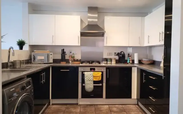 Conveniently located modern 3 bedroom w/ parking