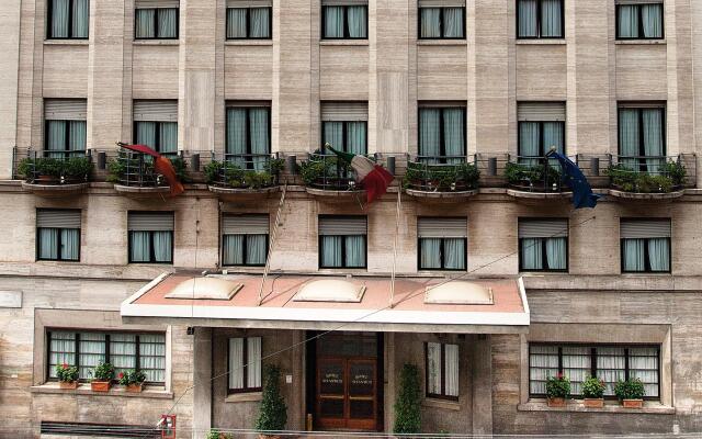 Отель Bettoja Hotel Atlantico Италия, Рим - 3 отзыва об отеле, цены и фото номеров - забронировать отель Bettoja Hotel Atlantico онлайн вид на фасад