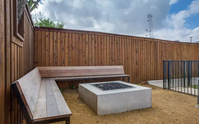 Modern Dallas TownHome 2 BR fully furnis