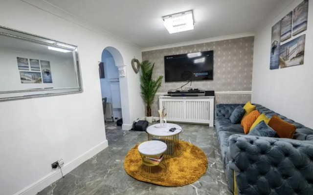 3 Bed House - Sleeps 6 With Free Parking