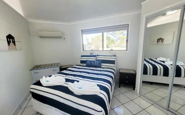 Boyne Island Motel and Villas