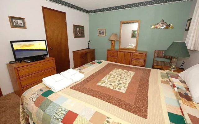 1510 Wildwood, 6 2 Bedroom Condo by RedAwning