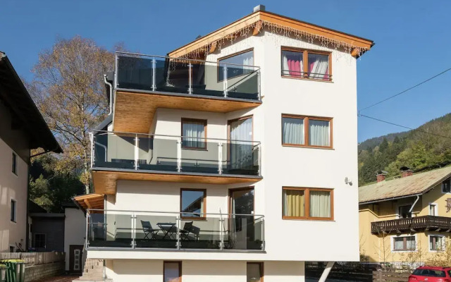 Cozy Chalet in Zell Am See With Balcony