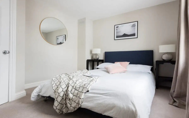 The Navy Court - Scandinavian Inspired 4BDR Central Home