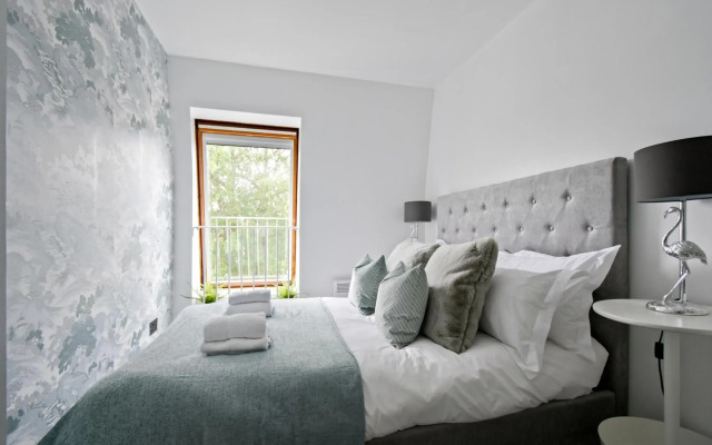 No. 8 - Top Floor Modern Apartment