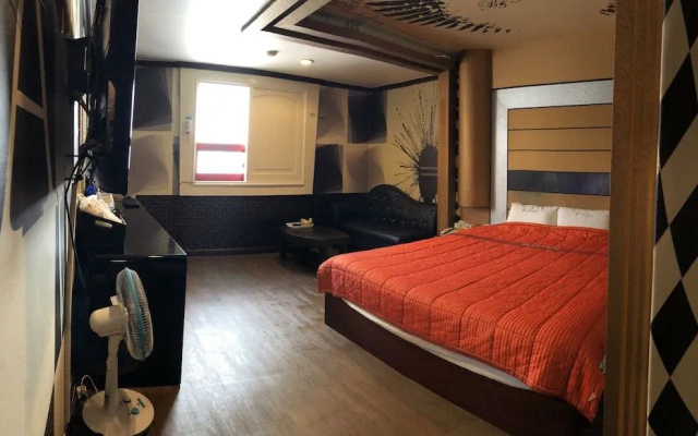Public Hotel
