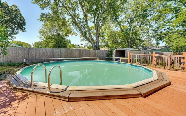 Private Pool & Yard: Pet-friendly Home in Toledo