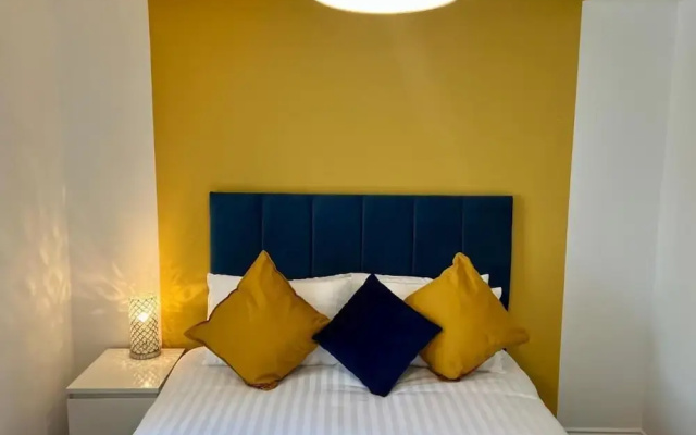 Lovely 2 Bedroom Apartment, 2 Bathrooms Parking
