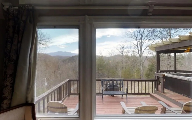 Enchanted Primrose 2 Bedroom Chalet by RedAwning