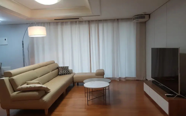 Gangnam Stn Luxury Apt