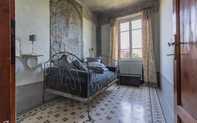 Villa Liberty 1927 with heated pool in the park