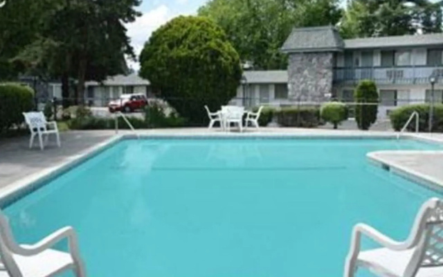 Econo Lodge Inn & Suites Central
