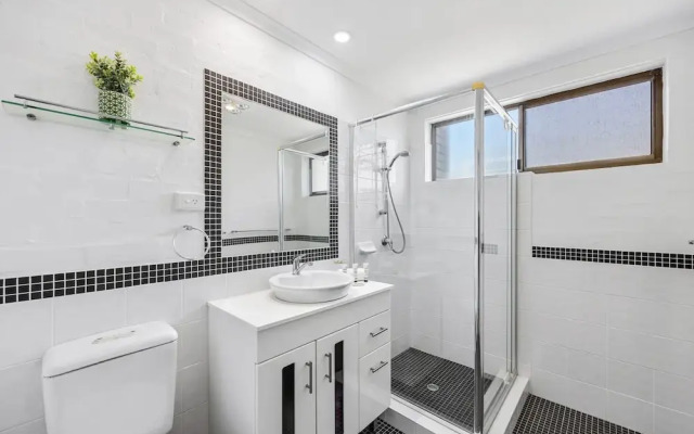 Quaint 2-bed Beach Abode With Ocean Views