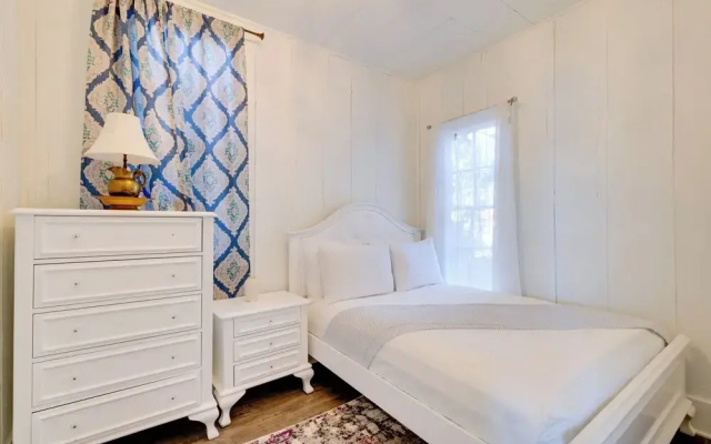Walk to Beach: Riverside Retreat in Seaside!