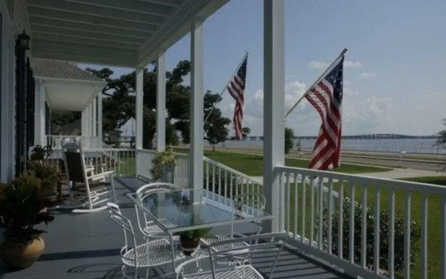 Aunt Dots Luxurious Beachfront B&B