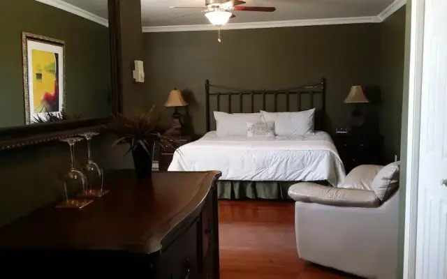 The Carriage House Inn