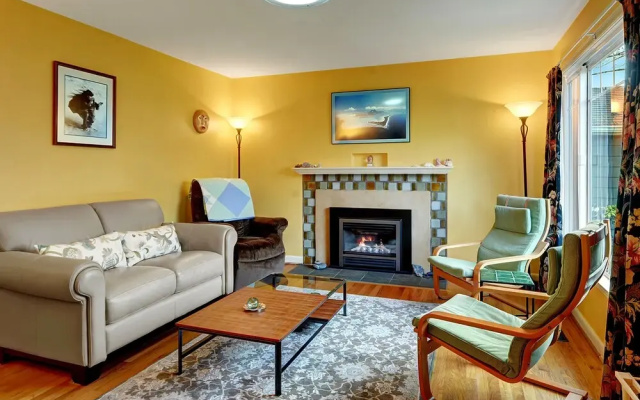 Husky Hideaway - Two Bedroom Home with Fireplace