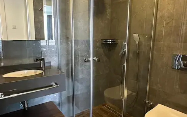 23 Grand Sapphire 2 Bedrooms 2 Shower, Pool, Beach