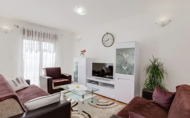 Spacious Holiday Home in Podstrana near Sea