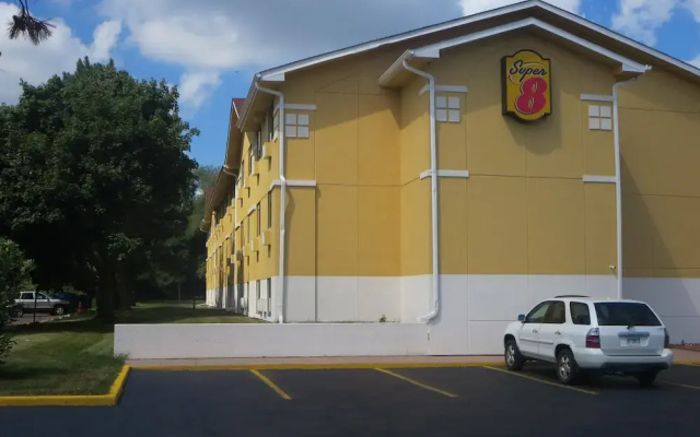 Super 8 Mundelein/Libertyville Area