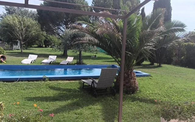 Les Acacias 84320