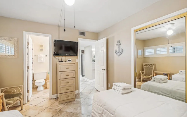 Holiday Surf & Racquet 614 2 Bedroom Condo by RedAwning