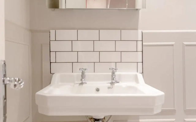 British Pad Near Earl's Court, Kens. & Hyde Park