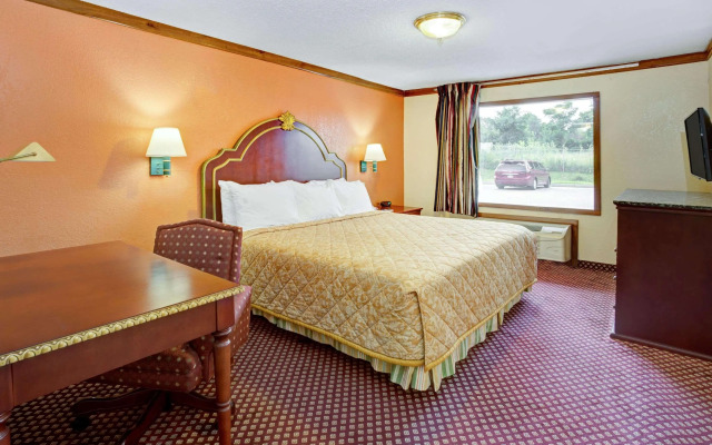 Travelodge by Wyndham Sellersburg