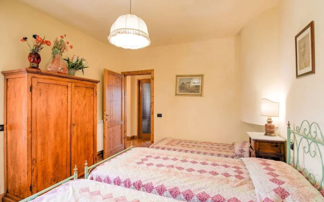 Luxurious Holiday Home in Lamporecchio With Pool