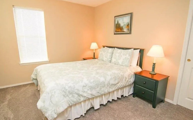 Cozy Gathering Space and Sparkling Amenities - Charming Seaside Haven
