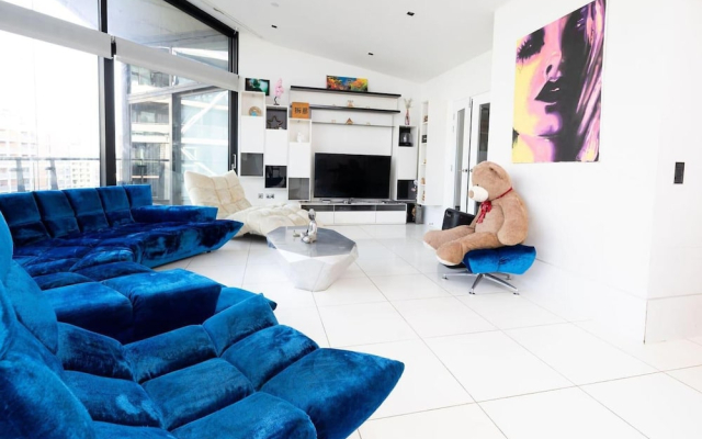River Side View Luxury Penthouse Apartment