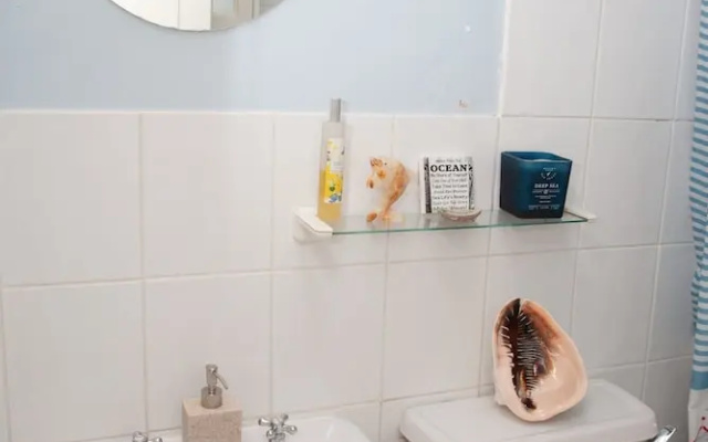 Spacious 1 Bedroom Apartment With Garden in Redland