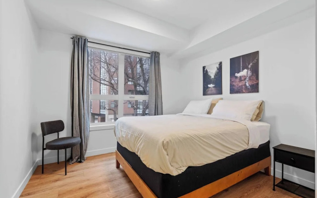 Luxurious Large 3 Bedroom Loft Saskatchewan Drive