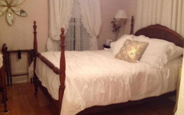 Maple Tourist Home Bed & Breakfast