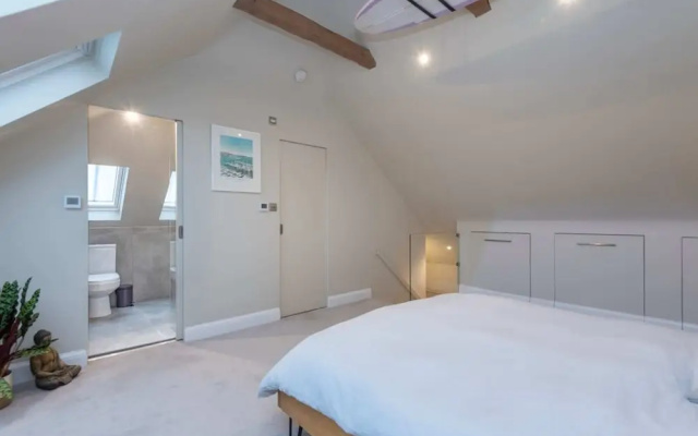 2 Bedroom Apartment - 200m From Richmond Park