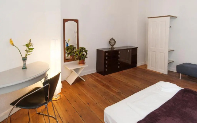 Courtyard Apartment (LIALI)