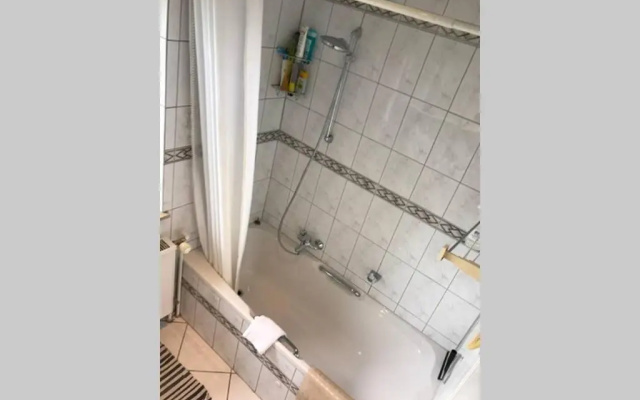 bahnhofsnahe, ruhige und sonnige 2 Zimmerwohnung im Dichterviertel (bis 4 Personen)