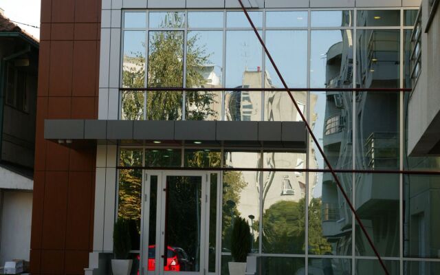 Hotel Contact вид на фасад